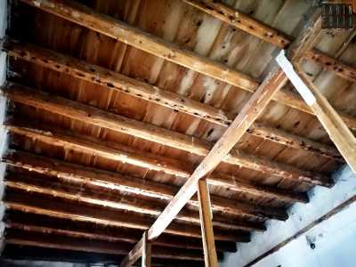 In altri riusciamo invece a scovare soffitti in legno...